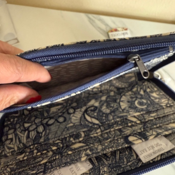 Sakroots Navy and Cream Floral Wallet - Picture 4 of 5